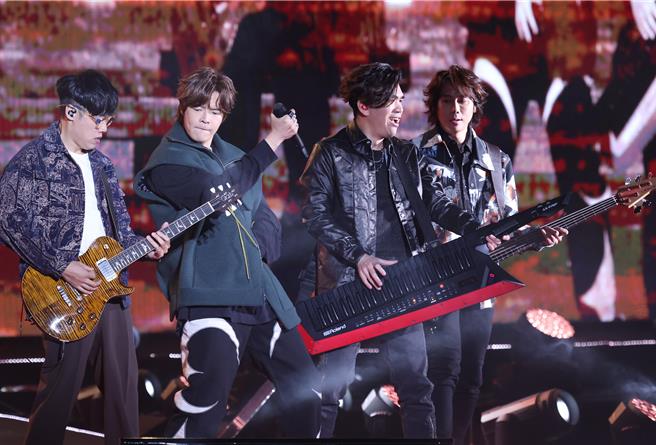 八三夭一連帶來多首經典歌曲。（陳俊吉攝）