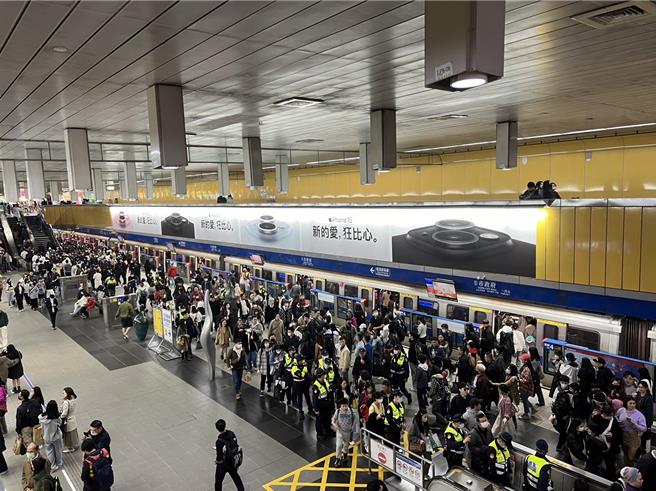 台北捷运从下午、傍晚左右就逐渐出现人潮，台北捷运公司表示，捷运全线总运量约140万人次，较去年同期平均运量增加约 10.9万。（蔡宗颖摄）