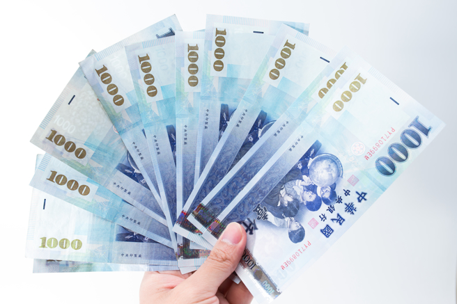 女网友住家里，刚出社会薪水低，因为给孝亲费而感到压力大。（示意图／shutterstock）