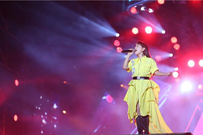 歌后丁噹在桃園跨年表演拿出一連串經典情歌，讓台下觀眾跟著音樂搖擺。（年代提供）