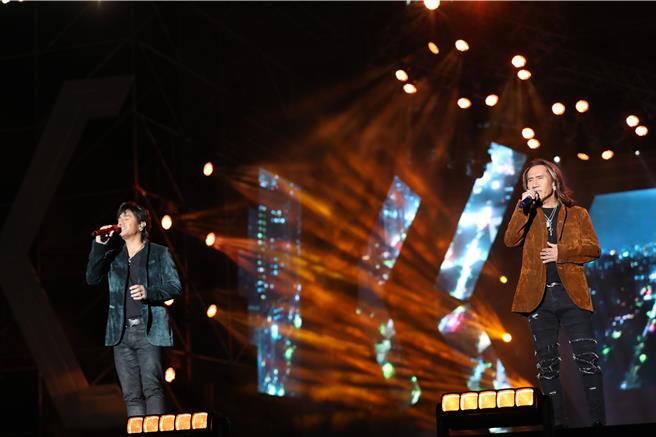 尤秋興（左起）、顏志琳在桃園跨年晚打頭陣獻唱。（年代提供）