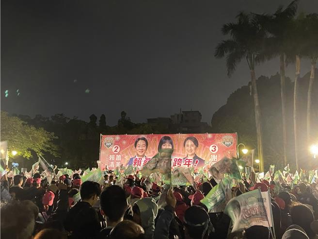 2023年最後1天，民進黨總統候選人賴清德晚上到台北市松山區民生公園，替民進黨台北市中山、北松山立委候選人謝佩芬站台。（蔡佩珈攝）