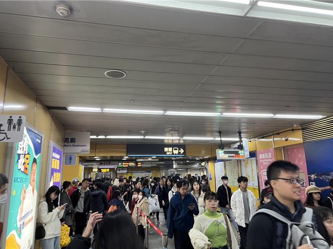 台北捷运从下午、傍晚左右就逐渐出现人潮，台北捷运公司表示，捷运全线总运量约154.1 万人次，台北市政府周边4站运量则约9.1万人次。（蔡宗颖摄）