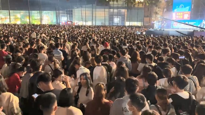 很多參加跨年的民眾紛紛逃離現場。（翻攝畫面）