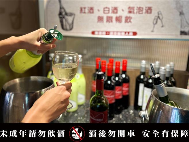 2024年1月起，「新馬辣」將原需加價50元才可暢飲的歐洲進口紅酒、白酒與氣泡酒，改為0元免費升級。（馬辣國際餐飲集團提供）