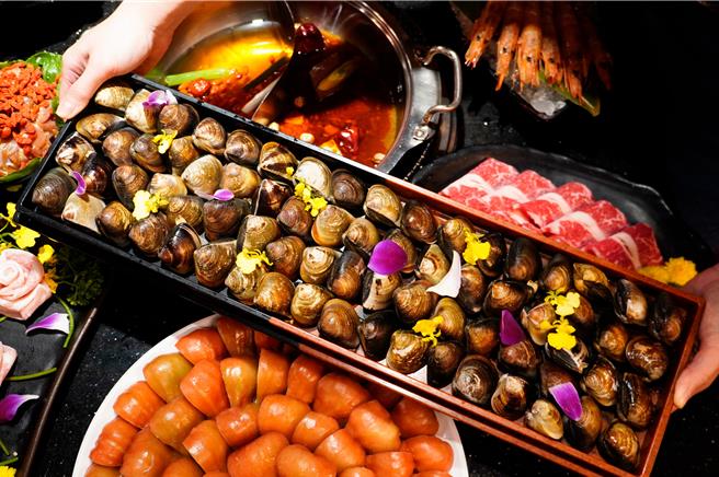 1月1日起一整個月，民眾到「馬辣頂級麻辣鴛鴦火鍋」用餐，證件號碼含「168」任二碼，全桌可獨享東石大蛤吃到飽。（馬辣國際餐飲集團提供）
