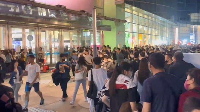 民眾知道有人拿刀，紛紛往場外逃離。（翻攝畫面）