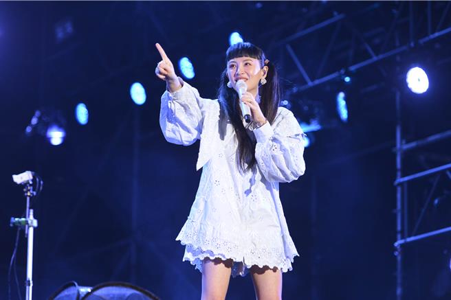 許多人認為今年全台最強的跨年晚會位於台東，卡司之一的魏如萱開心跟歌迷們互動。（TVBS提供）