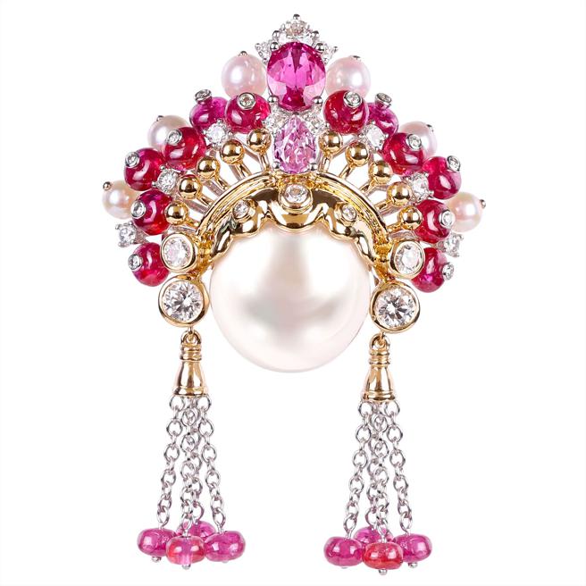 JHENG天然南洋珠钻石迷你脸谱，20万1600元。（JHENG提供）