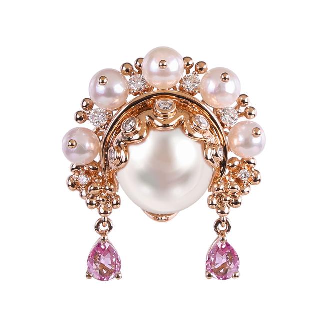 JHENG天然日本珍珠钻石迷你脸谱，9万2800元。（JHENG提供）