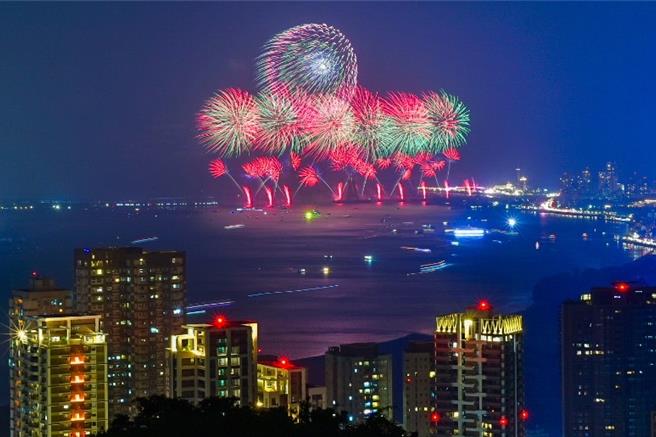 「闪耀新北圈起1314跨河烟火」照亮淡水、八里两岸夜空，陪民眾迎接2024。（新北市政府提／吕健豪新北传真）