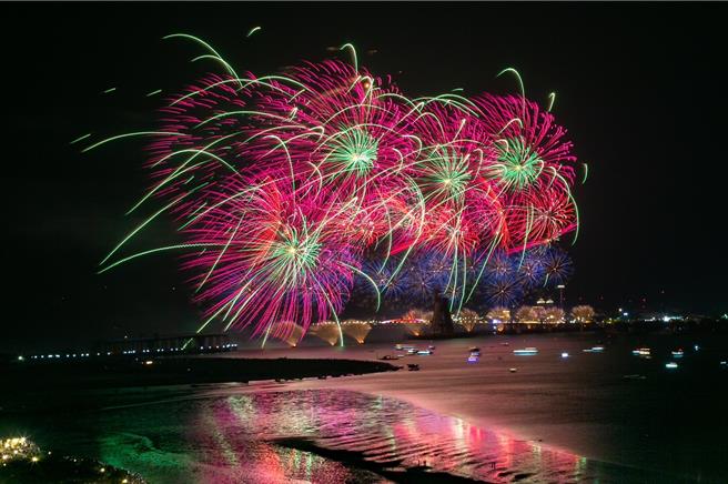 「闪耀新北圈起1314跨河烟火」照亮淡水、八里两岸夜空，陪民眾迎接2024。（新北市政府提／吕健豪新北传真）