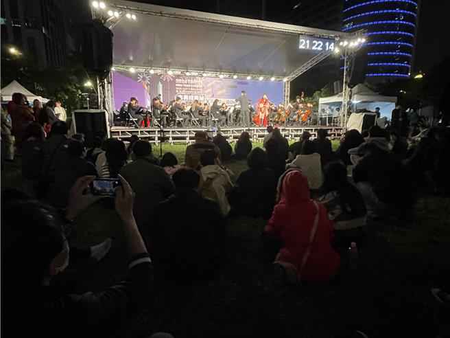 台北跨年晚會4個次舞台晚上9時起陸續開始演出，實際走訪「古典輕音樂」次舞台，不少民眾席地而坐欣賞表演。（蔡佩珈攝）