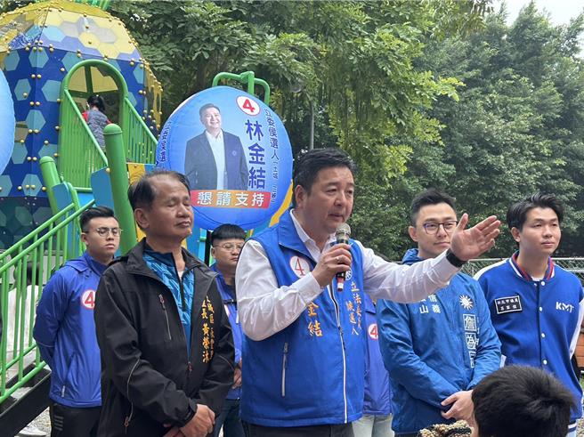 新北市十區立委候選人林金結31日在土城永豐公園舉辦「親子列車特技表演」，也發表自己的政見，爭取民眾支持。（劉瑋晴攝）