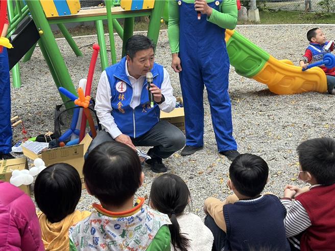 新北市十區立委候選人林金結31日在土城永豐公園舉辦「親子列車特技表演」，與小朋友零距離互動。（劉瑋晴攝）