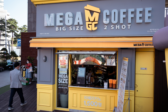 南韩民眾爱喝咖啡，因此咖啡店到处都是。（示意图／shutterstock）