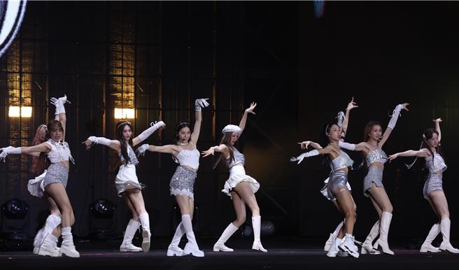 《未来少女》黑曜精灵登上台北跨年舞台。（陈俊吉摄）