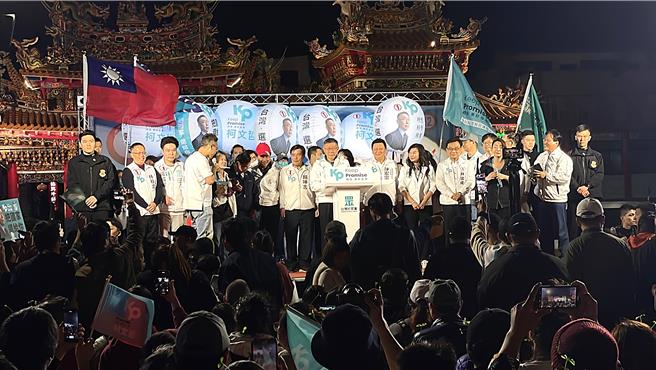 民眾黨總統候選人柯文哲今晚赴台東天后宮進行廟口開講，現場湧入千名支持者。（蕭嘉蕙攝）