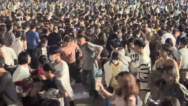 有目击民眾看到一名男子跟阿伯吵架，有拿出小刀。（翻摄画面）