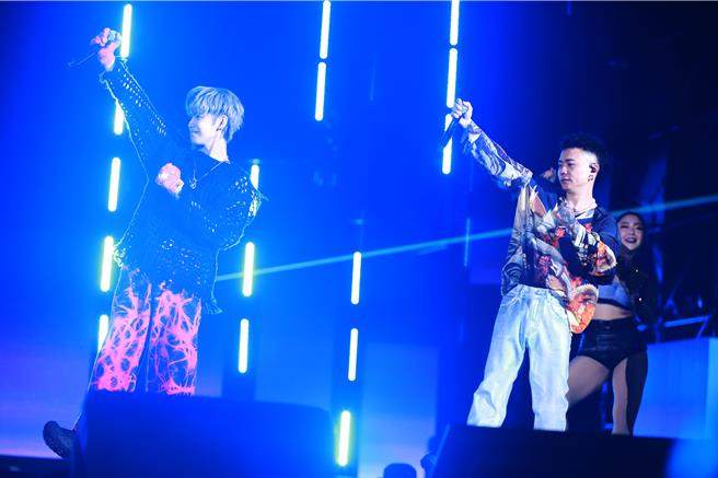 鼓鼓吕思纬与萧秉治组成的限定团体GX重现经典射手舞。（民视提供）