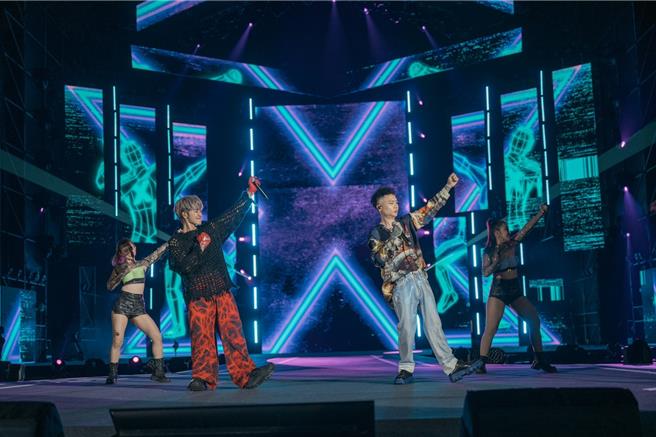 鼓鼓吕思纬与萧秉治组成的限定团体GX重现经典射手舞。（民视提供）