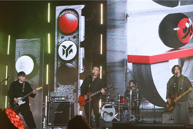 灭火器乐团在高雄跨年晚会献唱。（民视提供）