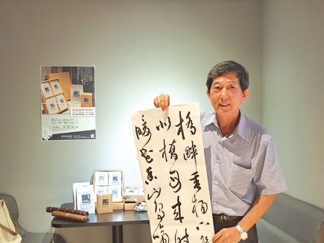 书法大家蔡明讚在「墨阁」艺文空间现场挥毫。  图／墨阁艺文空间提供