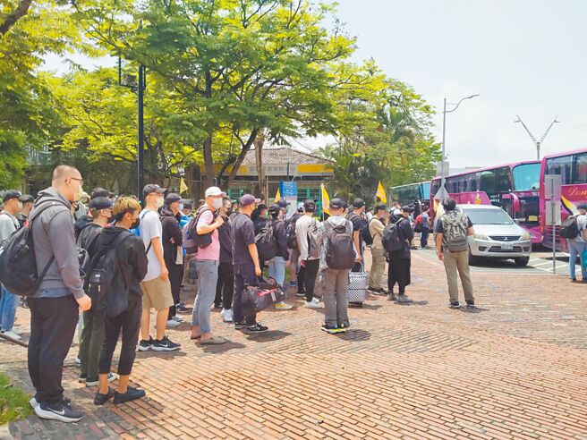 1年制义务役首梯役男将于2024年1月25日入伍，新北2023年役男兵籍调查约1.8万人，首梯入伍学歷都是国、高中职。图为2023年役男集合准备入伍。（新北市民政局提供／陈慰慈新北传真）