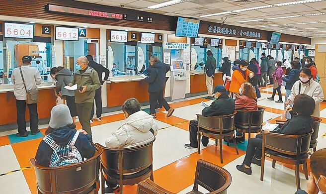 金管會強調，因應新藥及醫療科技進步，會考量民眾在高端醫療、自費醫材方面的保障需求。圖為民眾在醫院批價領藥。（本報資料照片）