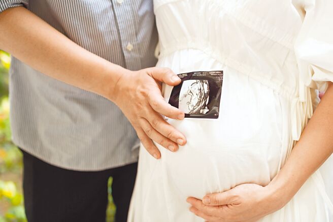 医师建议，怀孕期间应稳定血糖，摄取适量的碳水化合物，让妈妈宝宝都健康。（郑郁蓁摄）