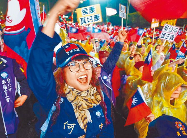 面对激烈选情，精神科医师诊间的「选举症候群」个案激增。图为民眾热情挺支持的侯选人，非文中当事人。（姚志平摄）