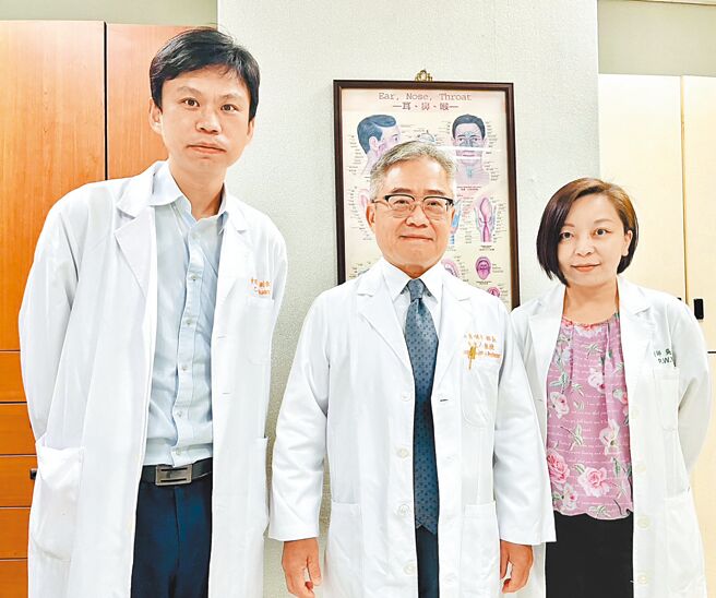 长庚鼻科研究团队李达人部长（中）、黄建嘉医师（左）及吴佩雯医师（右）提出空鼻症治疗新观念。（长庚医院提供／林周义台北传真）