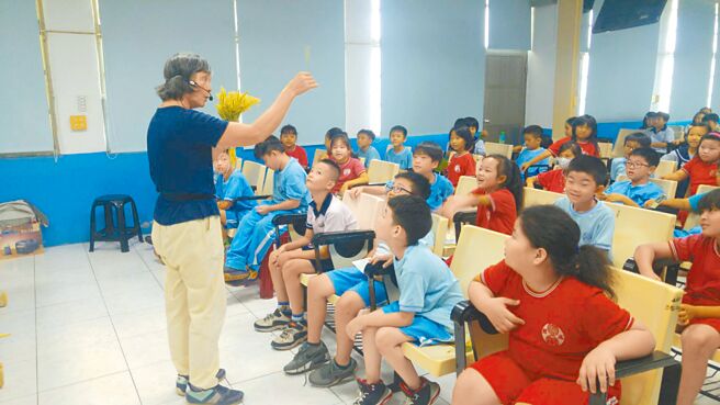 林園紅樹林保育學會總幹事林麗蘭到校教學，將溼地公園草木帶進校園，強調「五感」體驗。（林園紅樹林保育學會提供／洪靖宜高雄傳真）