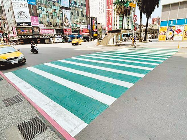 基隆市畫設「綠斑馬」、「行人早開時相」奏效，行人交通事故數較去年同期減少24％、死傷數減20％。（基隆市交通處提供／徐佑昇基隆傳真）