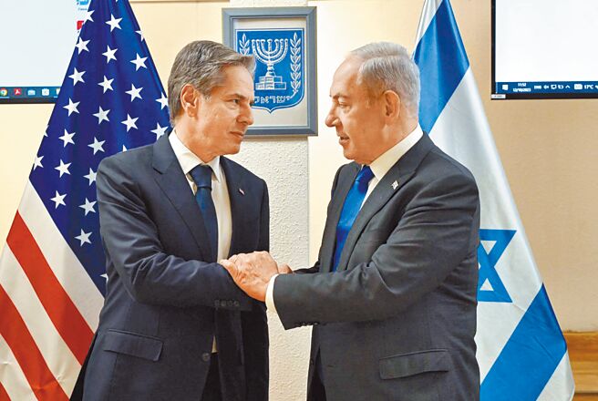 美国防部29日表示，国务卿布林肯再度略过国会审查，批准约1.5亿美元对以色列军售案。图为美国国务卿布林肯（左）于10月赴以色列与总理尼坦雅胡（右）会晤。（新华社）