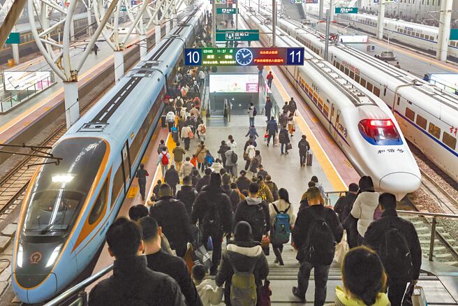 大陸開啟元旦連假，30日出現客流高峰，官方預估連假鐵路載客量約6300萬人次。圖為30日的南京火車站。（中新社）