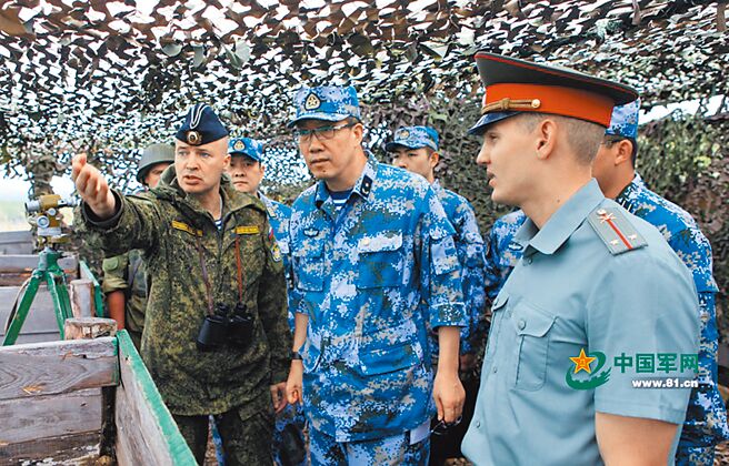 大陸任命董軍（前排中）為國防部長，是該職位首次由海軍將領擔任。（摘自網路）