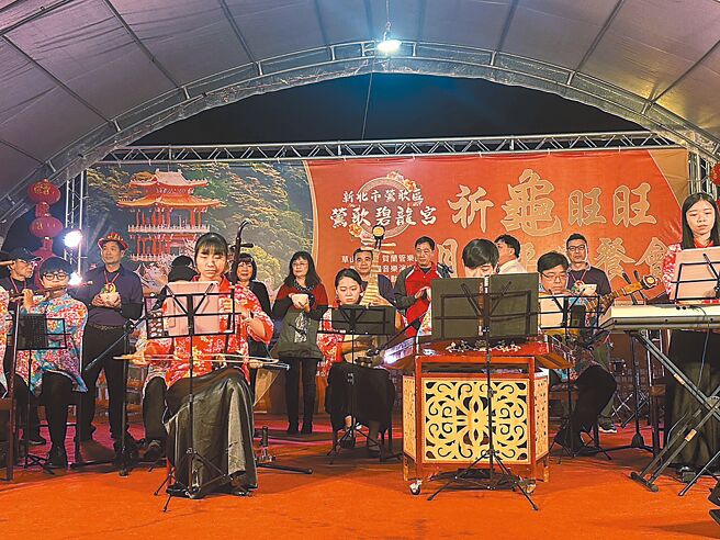 新北市鶯歌碧龍宮30日主辦「千人響碗祈福活動」，現場邀請草山樂坊為這次活動創作主題曲。（劉瑋晴攝）