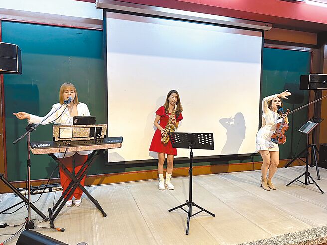 烏來觀光事業股份有限公司主辦的「分享愛」公益慈善音樂會，30日於雲仙樂園熱鬧登場，音樂會由知名樂團Joymusic擔綱演出，台下每一位觀眾聽得如癡如醉，不時跟著節奏打拍子。（高鈞麟攝）