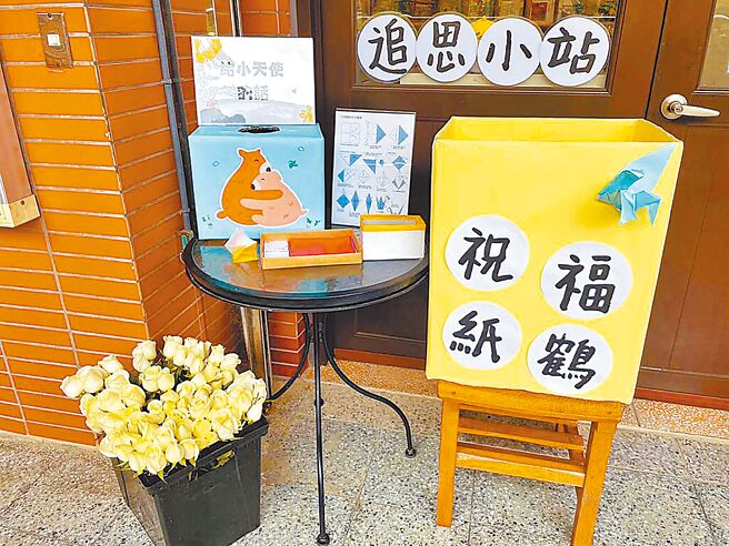 新北市某國中日前發生少年持彈簧刀刺死國三同學案，學校29日設立追思小站提供校內同學折紙鶴、寫卡片追悼男同學，30日並稱擬頒發畢業證書給被害學生。（民眾提供／柯毓庭新北傳真）