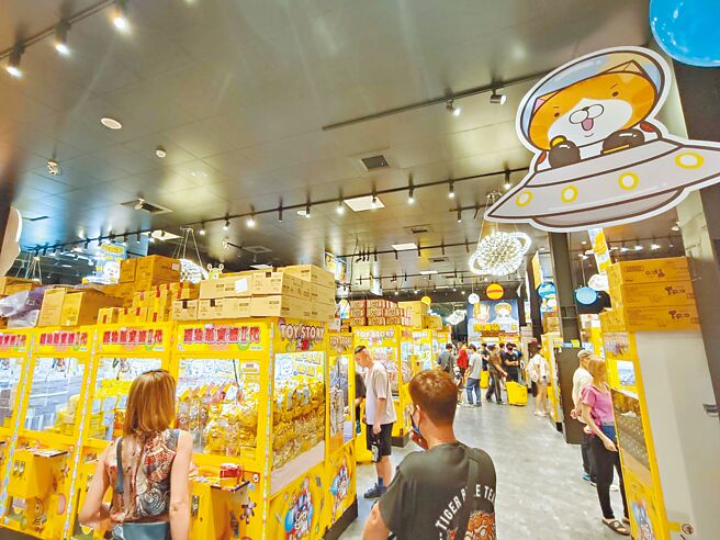 俗稱夾娃娃機的選物販賣機「店面大型化」也帶動稅入，截至11月底止全桃園有1267家、約3萬台夾娃娃機，每月查定稅額517萬餘元，較去年同期稅額成長6.76％。（蔡依珍攝）