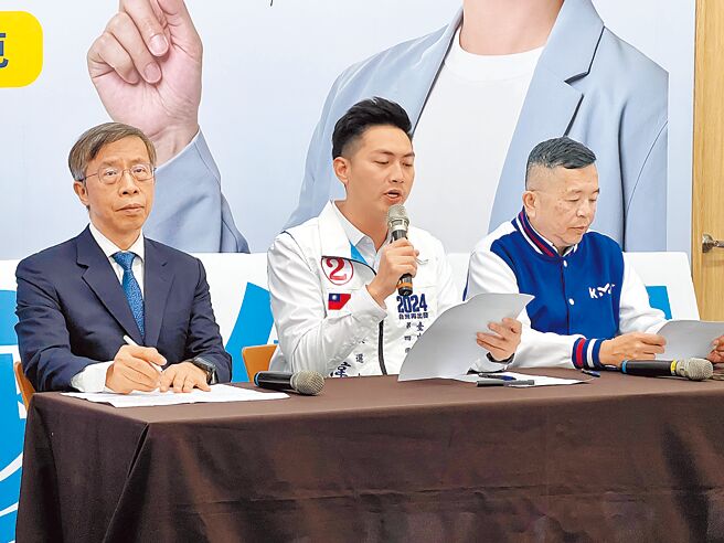 国民党台中四选区立委参选人廖伟翔（中），30日由律师林琼嘉（左）及医师蔡明忠（右）陪同开记者会，质疑高端疫苗採购是否有官商勾结情况。（林欣仪摄）