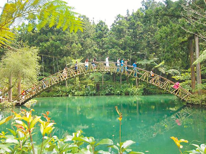 迎接元旦3天连假，南投县政府自30日起一连3天提供溪头免费接驳车服务，沿途有电子看板告知溪头即时车况，引导民眾将自驾车停在鹿谷乡农会茶业中心，转搭免费接驳车上山，或转向前往紫南宫等旅游点，避免连假塞车困扰。（溪头教育园区提供／曾雪蒨南投传真）