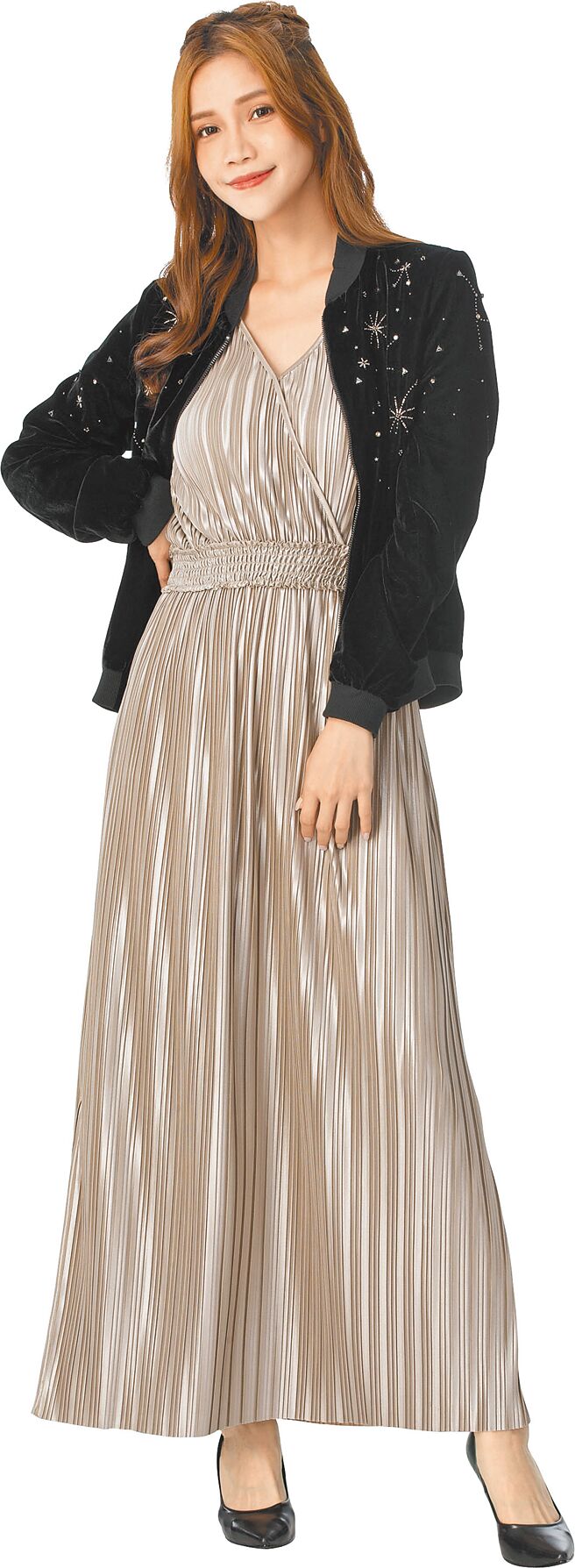 远东SOGO百货忠孝馆IKKS锻面亮片外套，原价14880元，特价10900元；细肩连身裙，原价14080元 ，特价7040元。（远东SOGO百货提供）