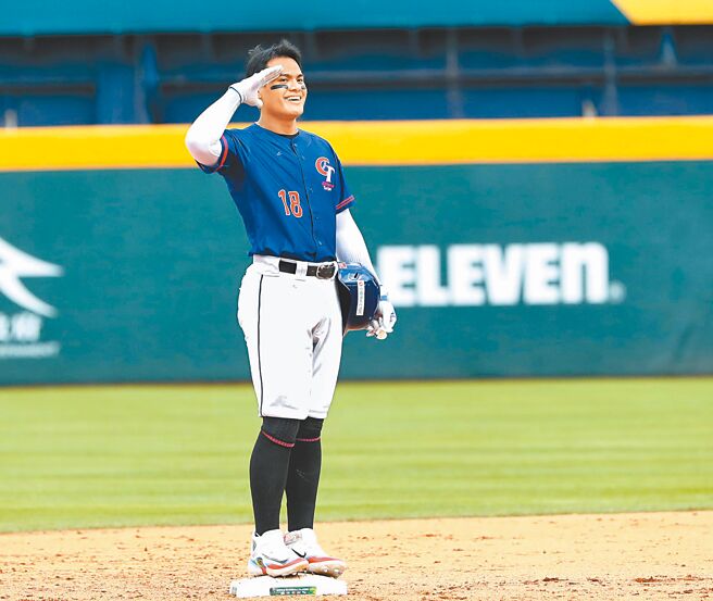 「國防部長」張育成在經典賽掀起「敬禮」風潮。（本報資料照片）