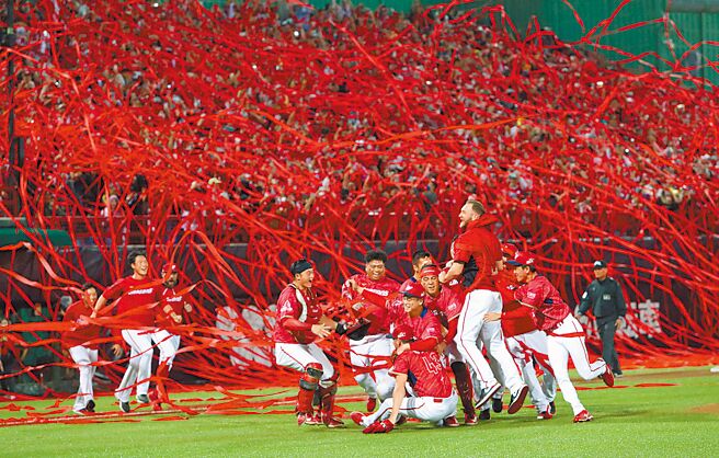 味全龙于台湾大赛7战收拾乐天桃猿，在天母棒球场抛下红色彩带。（本报资料照片）