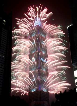 影》台北101跨年煙火 「彩色世界」照亮夜空喜迎2024