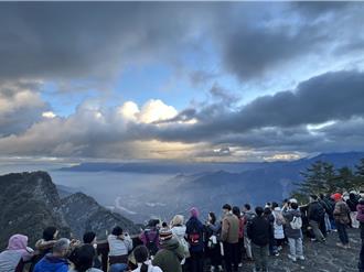 雲層厚遮玉山 阿里山無緣見日出大景 雲內透光依舊美麗