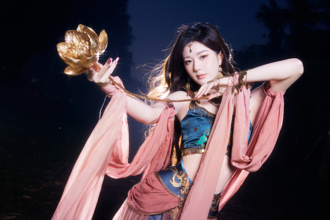 趙露思跨年「神女露肚裝」超妖嬌 突闖樂壇做1事被讚爆