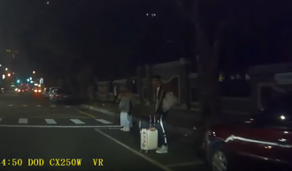 找車位遇「男女肉身佔車格」！他好聲詢問竟遭回：啊不然勒